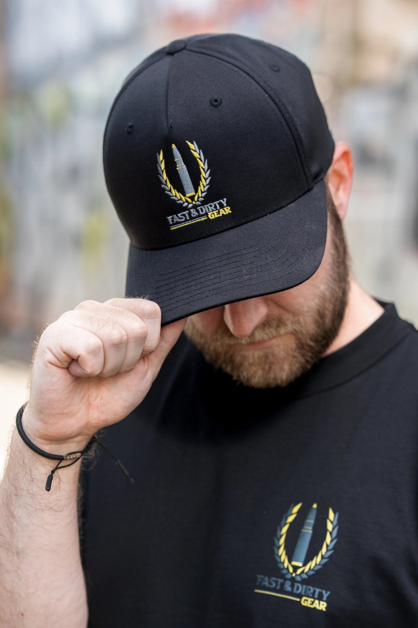 Detailaufnahme des Fast & Dirty Gear Cap mit markantem Logo Stick auf der Frontseite