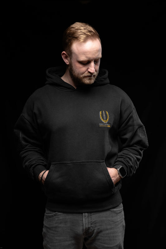 Frontansicht des Fast & Dirty Gear Heavy Hoodies mit markantem Logo auf der Brust