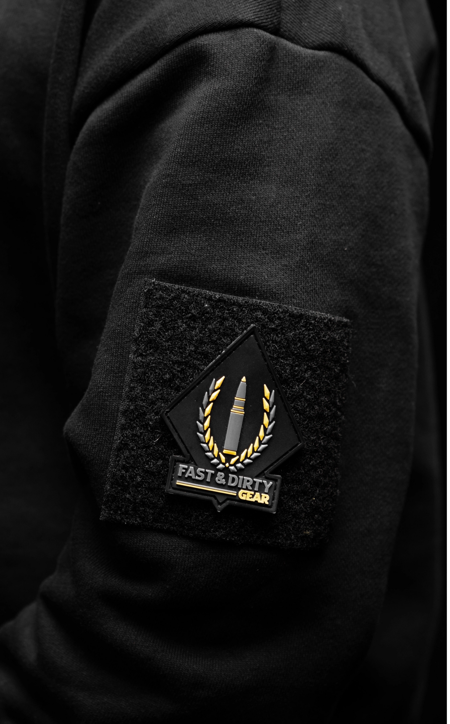 Detailansicht des Ärmelmaterials vom Fast & Dirty Gear Heavy Hoodie mit strukturierter Baumwolle in Schwarz mit Patchfläche auf den Ärmeln