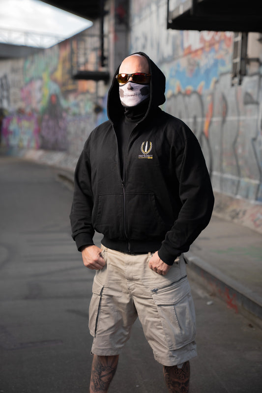 Frontansicht des Fast & Dirty Gear Zippers – markantes Sticklogo auf der Brust und bequeme Passform