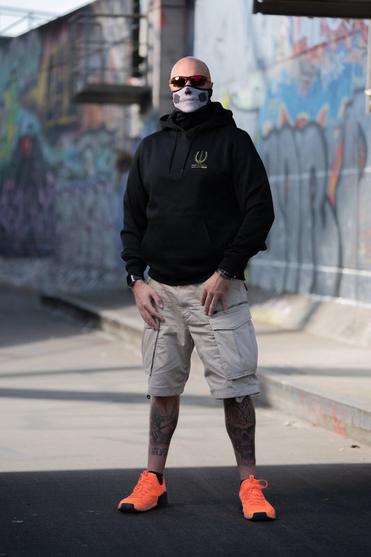 Sportlich bequemer Hoodie mit detailliertem Logo Print auf der Brust von Fast & Dirty Gear - getragen in urbaner Umgebung