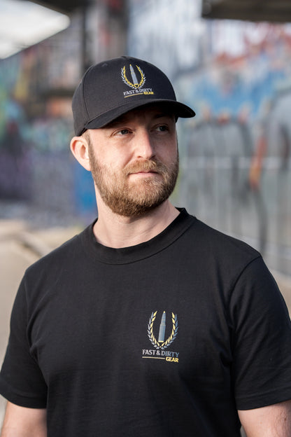 Frontaufnahme des exklusivem Cap von Fast & Dirty Gear mit detailliertem Logo Sticks in Farbe