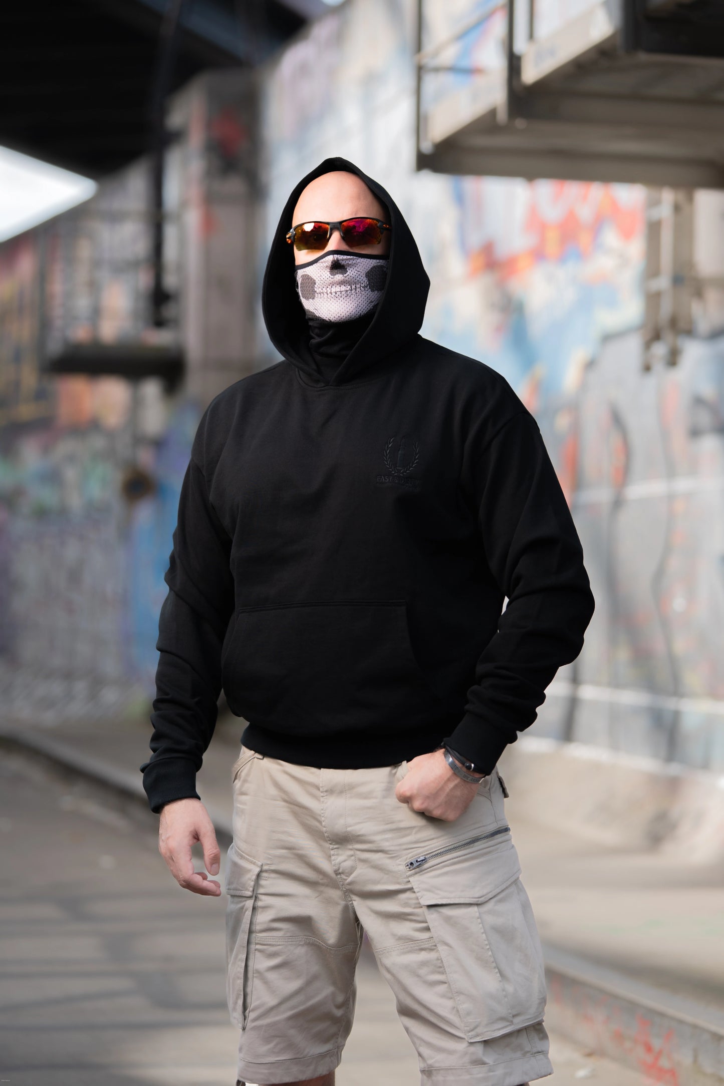 Fast & Dirty Gear Heavy Hoodie Shadow Line – schwarzer Oversize-Hoodie mit gesticktem Logo, getragen im urbanen Umfeld
