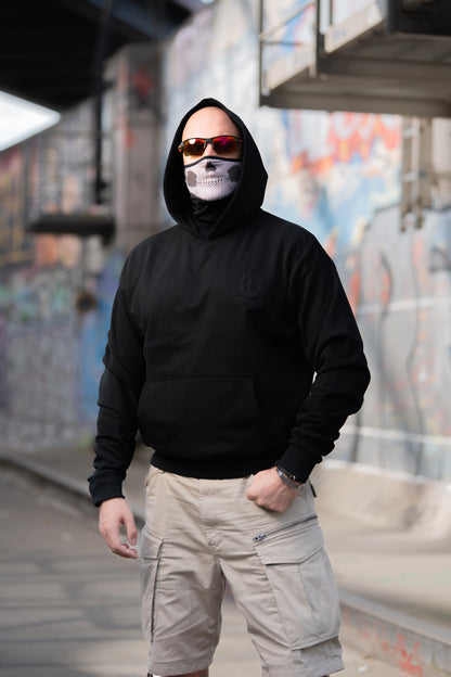 Fast & Dirty Gear Heavy Hoodie Shadow Line – schwarzer Oversize-Hoodie mit gesticktem Logo, getragen im urbanen Umfeld