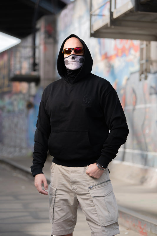 Fast & Dirty Gear Heavy Hoodie Shadow Line – schwarzer Oversize-Hoodie mit gesticktem Logo, getragen im urbanen Umfeld