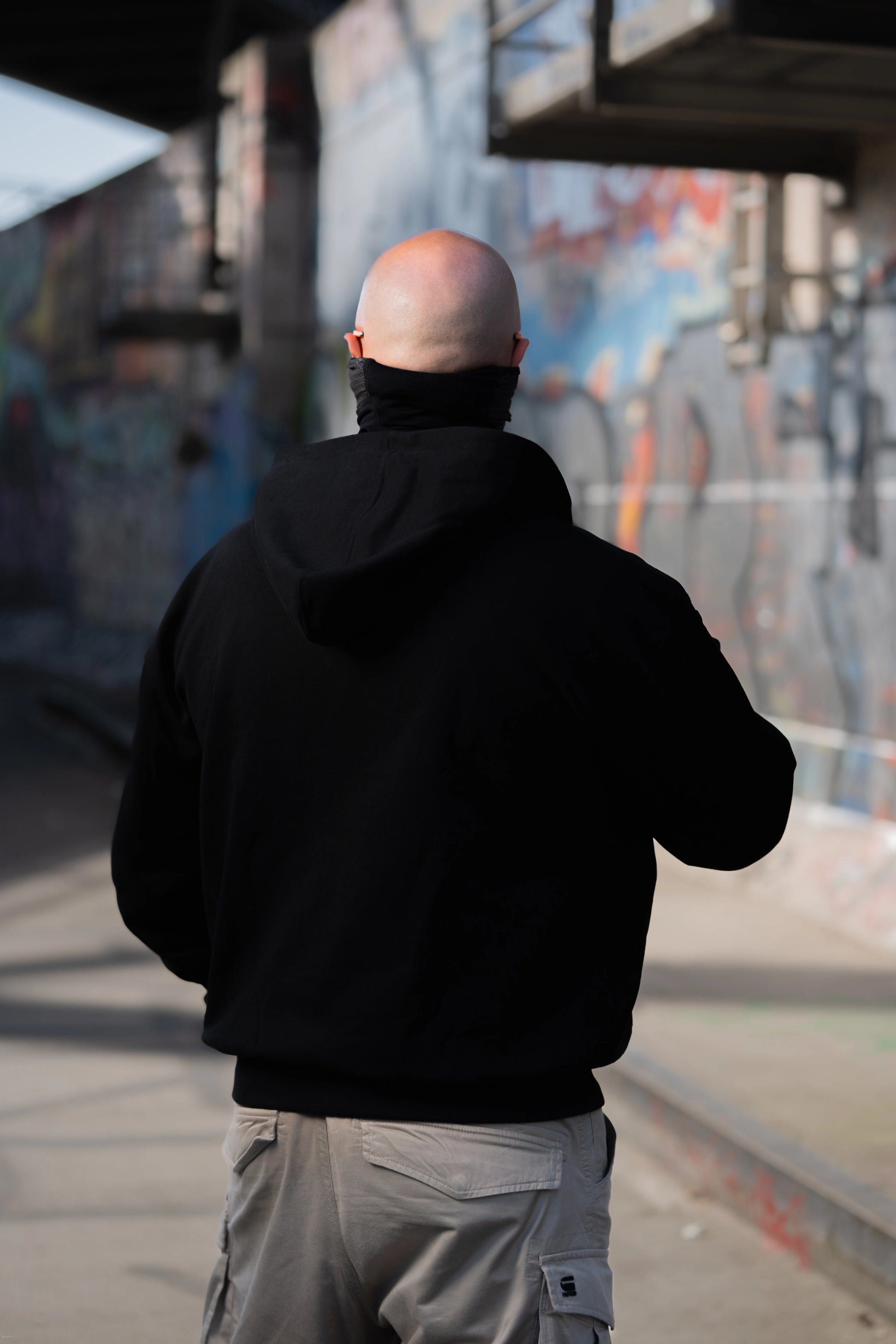 Rückansicht des Heavy Hoodie Shadow Line von Fast & Dirty Gear – schwarzer Oversize Hoodie ohne Motiv