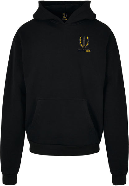 Mockup Frontaufnahme des Fast & Dirty Heavy Hoodies mit Logo auf der Brust und im Innenkragen  