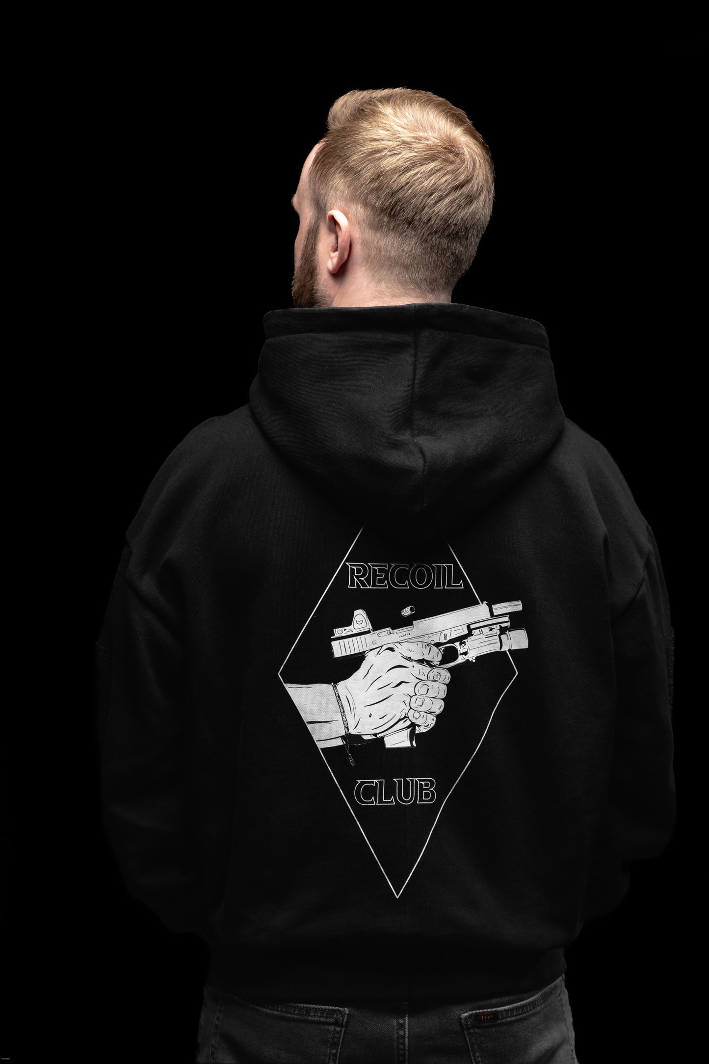 Recoil Club Premium Print auf dem Rücken des sschweren Hoodies von Fast & Dirty Gear - Gemütliche Passform 