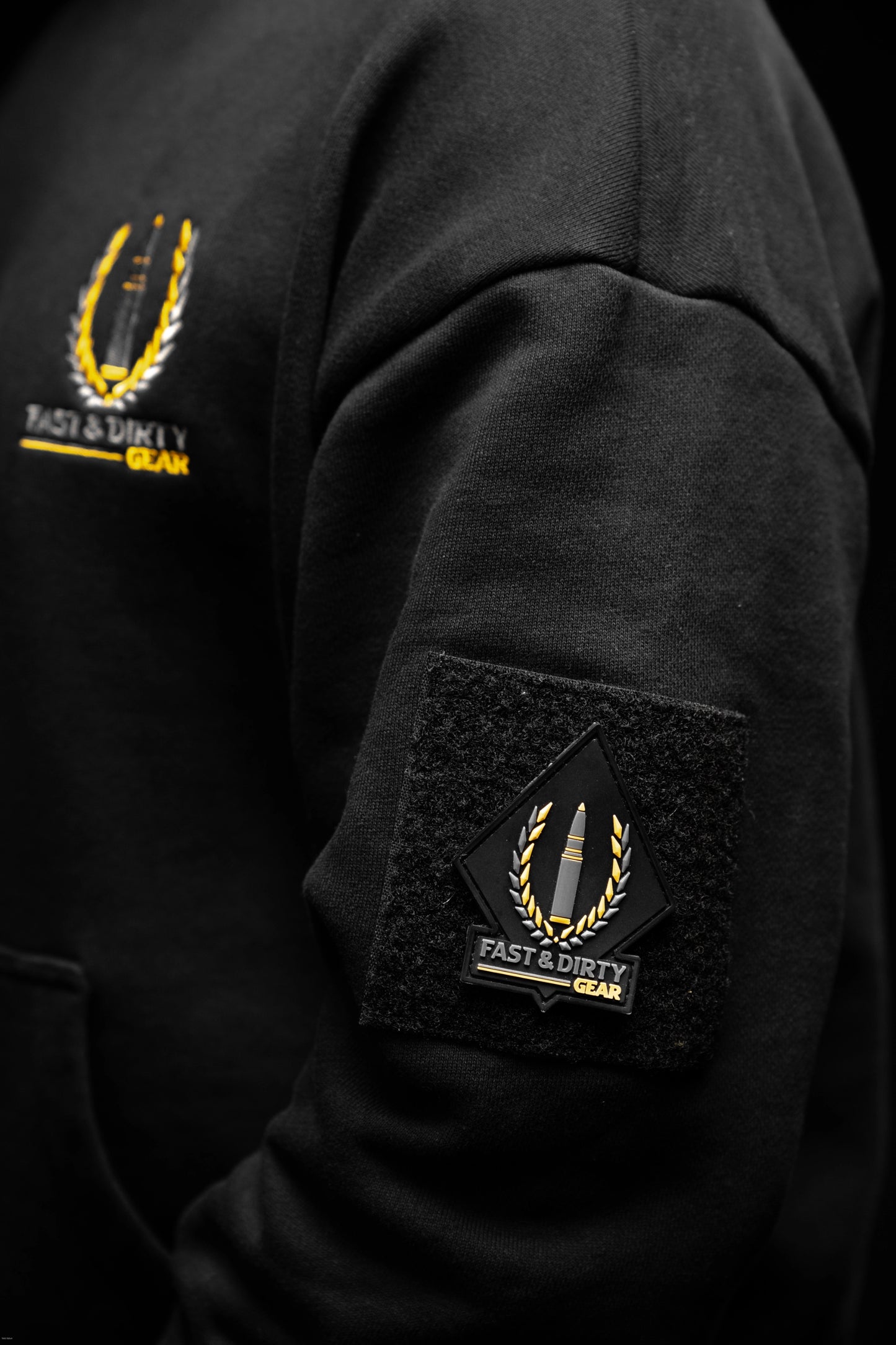 Detailaufnahme des schwarzen Oversize Hoodies mit optionaler Patchgläche von Fast & Dirty Gear