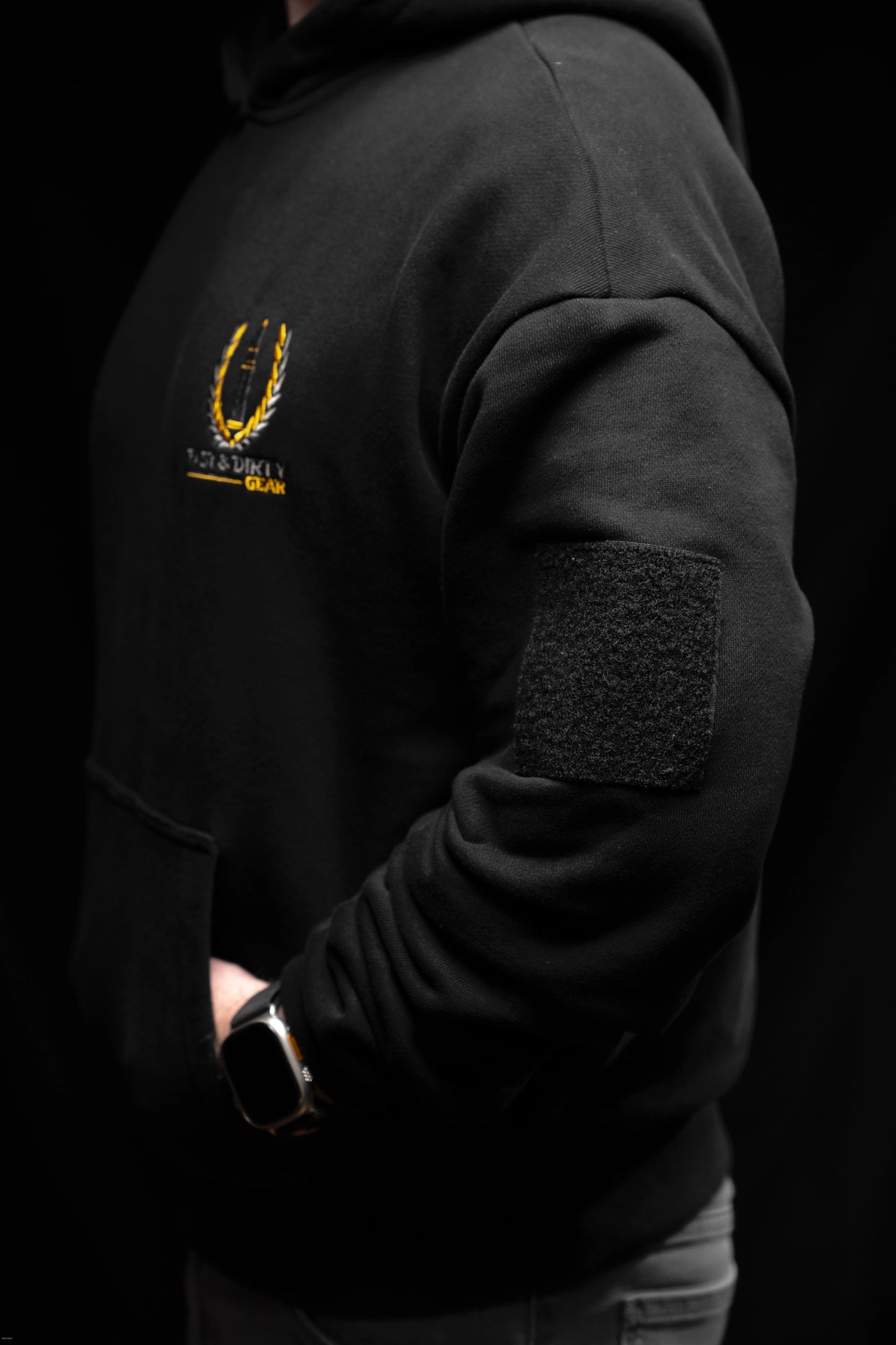 Detailaufnahme der optionalen Ärmel-Klettfläche des Fast & Dirty Gear Heavy Hoodie