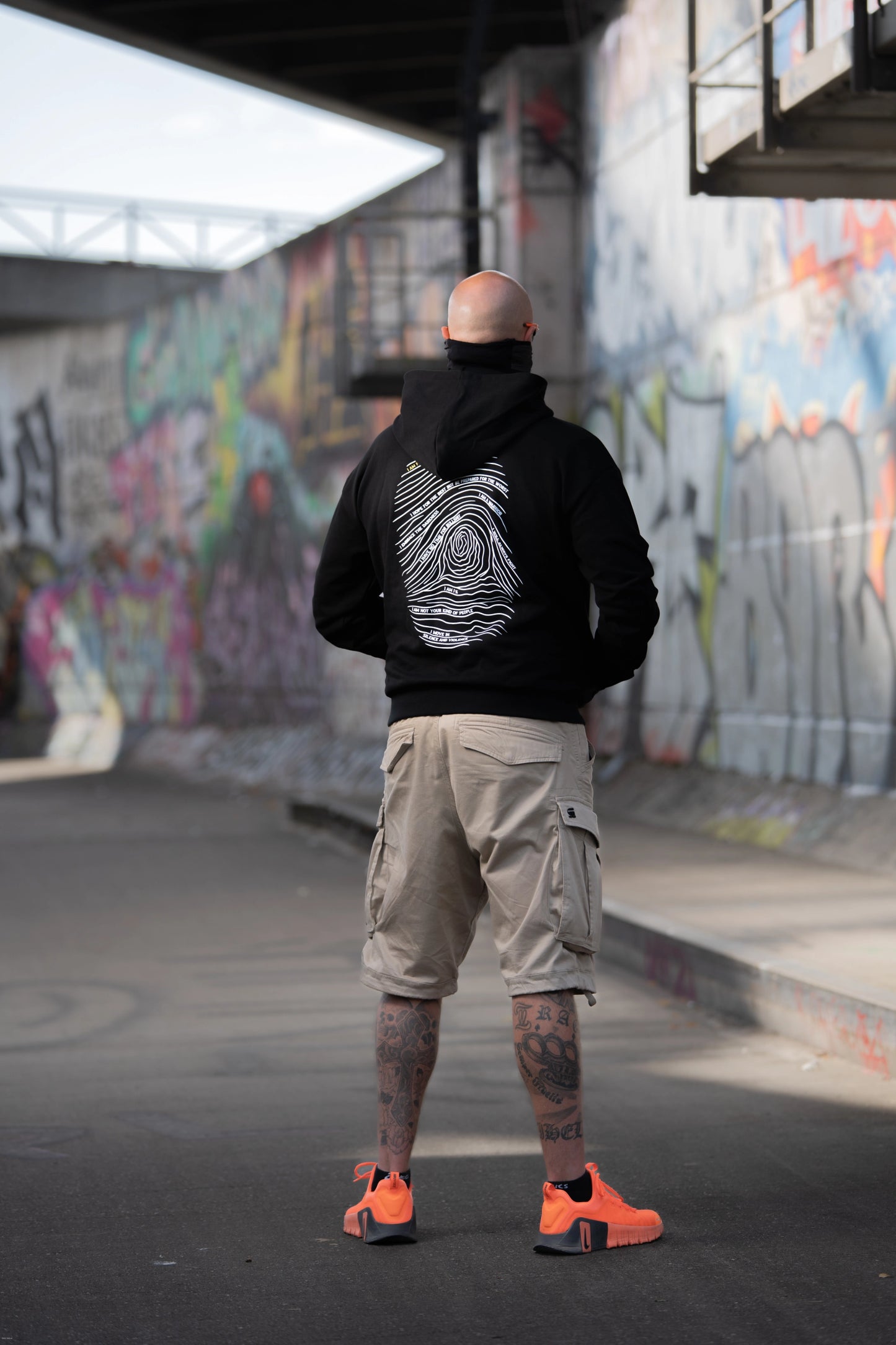 Fast & Dirty Gear Heavy Hoodie Fingerprint – getragen in urbaner Umgebung mit taktischem Look
