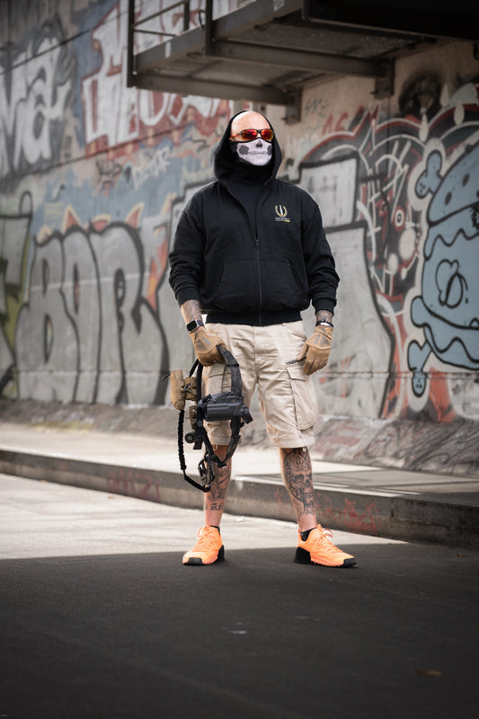 Frontansicht des Fast & Dirty Gear Zippers getragen in der Stadt