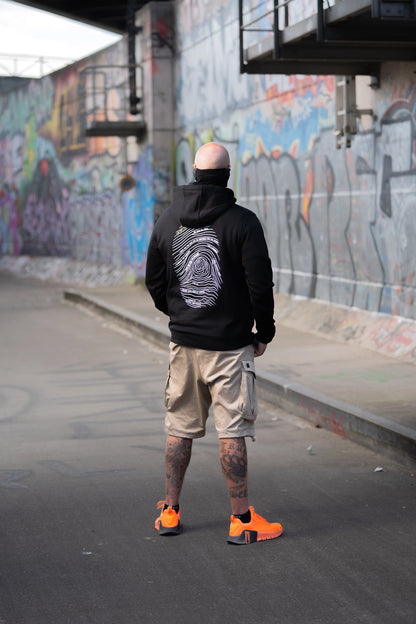 Sportlicher schwarzer Pullover mit Premium Fingerprint Aufdruck in urbaner Umgebung von Fast & Dirty Gear