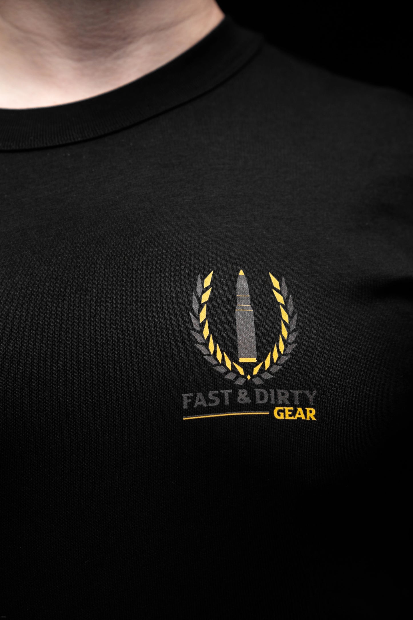 Detailaufnahme des hochwertigen Logo Drucks auf der Brust des Fast & Dirty Gear Premium T-Shirts