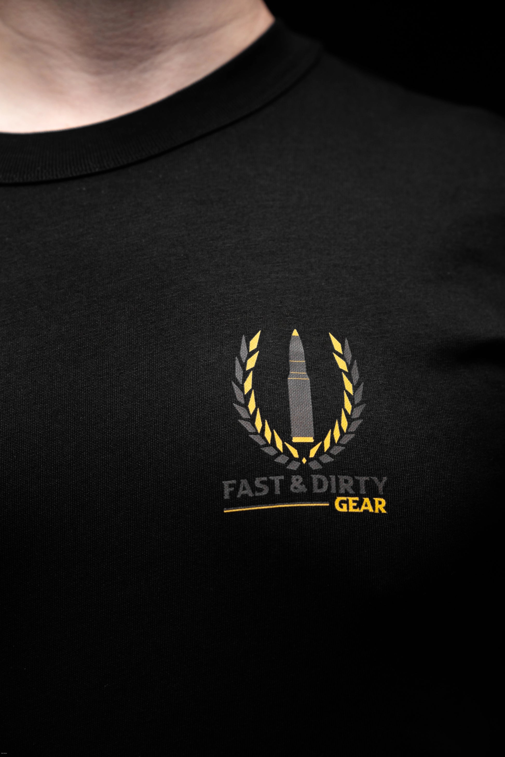 Detailaufnahme des hochwertigen Logo Drucks auf der Brust des Fast & Dirty Gear Premium T-Shirts