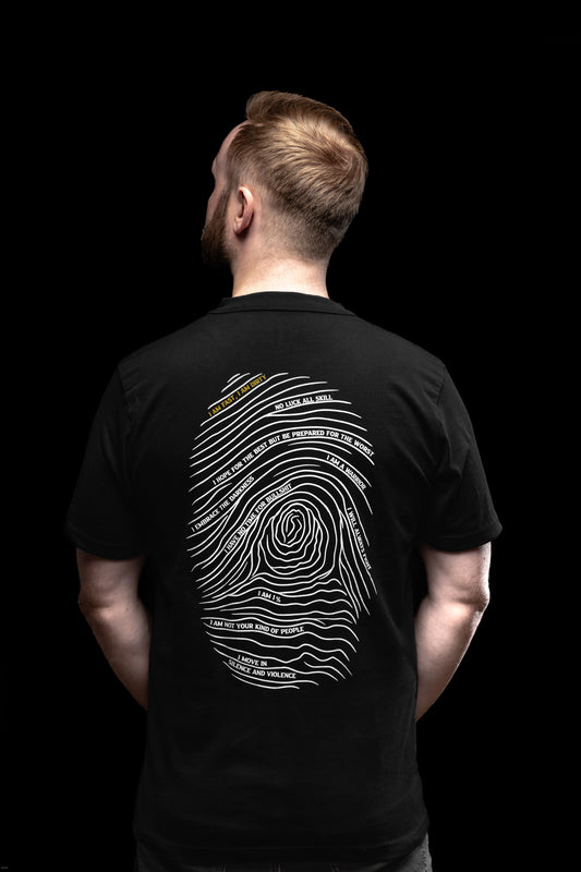Detailaufnahme Rückenprint des Fast & Dirty Gear Premium Shirts mit Fingerprint Design