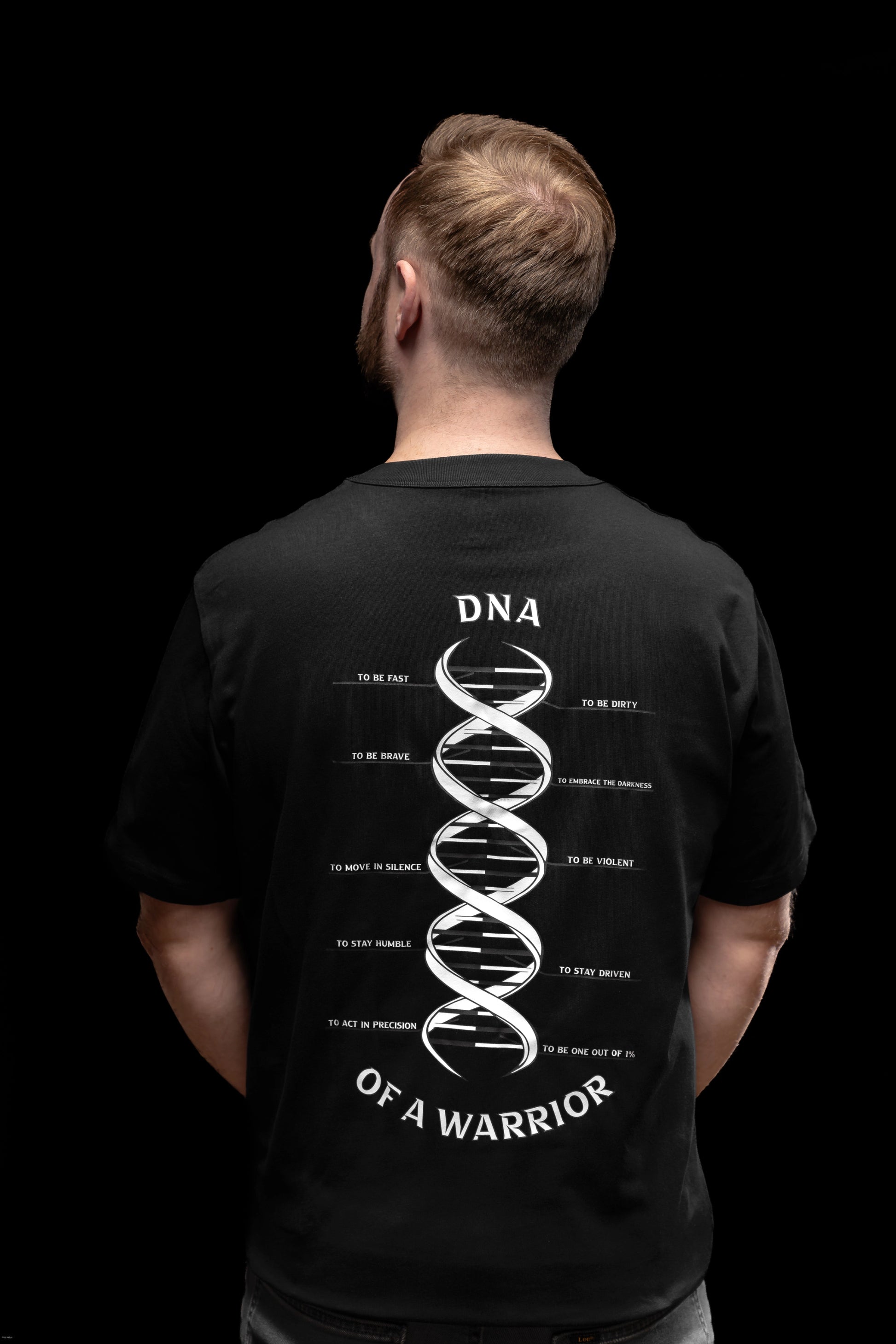 Premium T-Shirt mit markantem DNA of a Warrior Print auf dem Rücken von Fast & Dirty Gear 