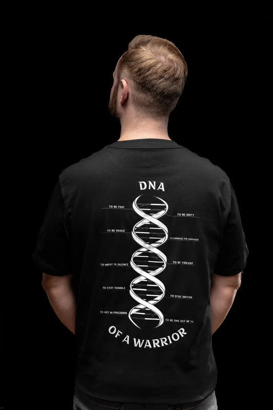 Premium T-Shirt mit markantem DNA of a Warrior Print auf dem Rücken von Fast & Dirty Gear 