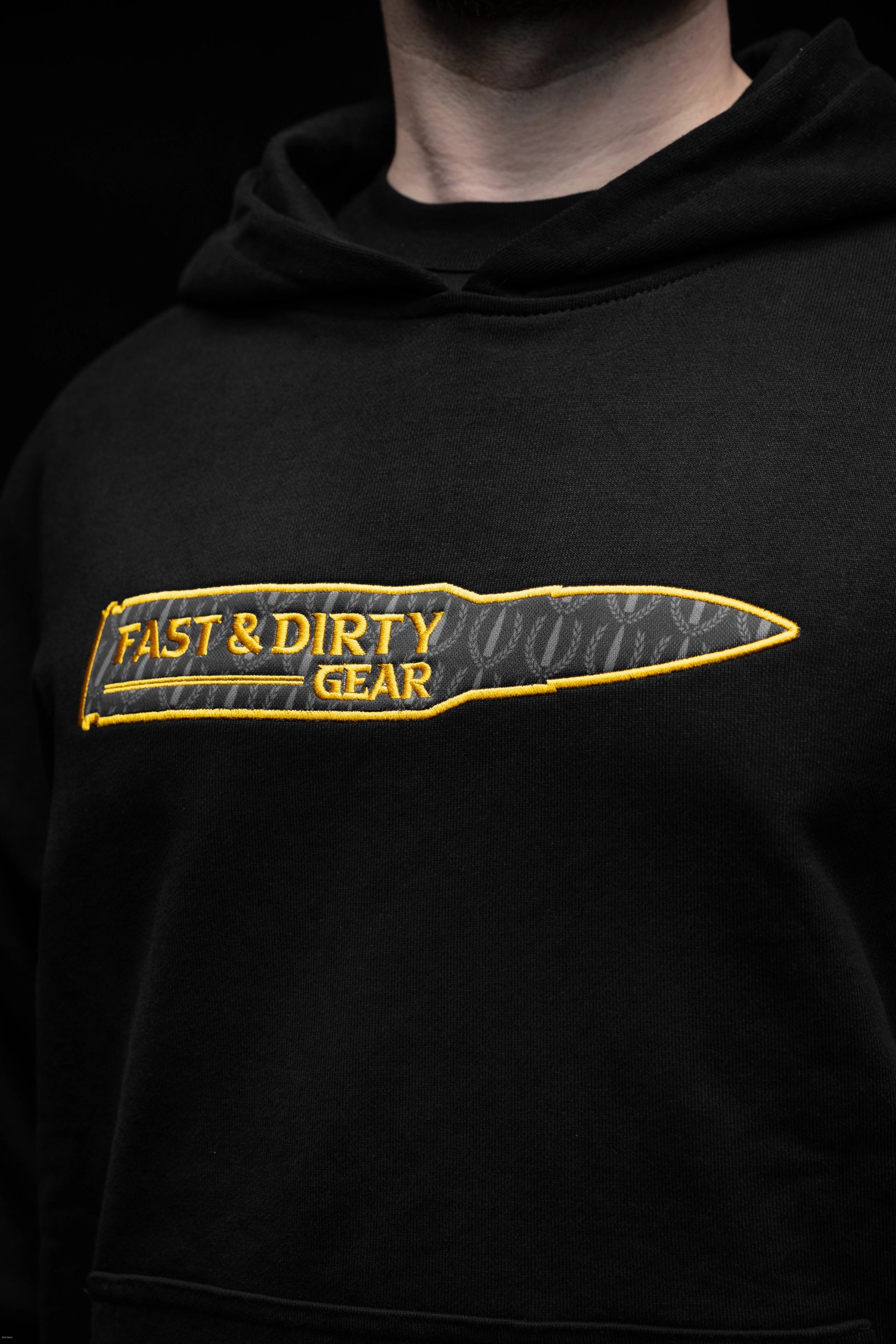 Schwarzer Heavy Hoodie von Fast & Dirty Gear mit Druck und Stick Panel