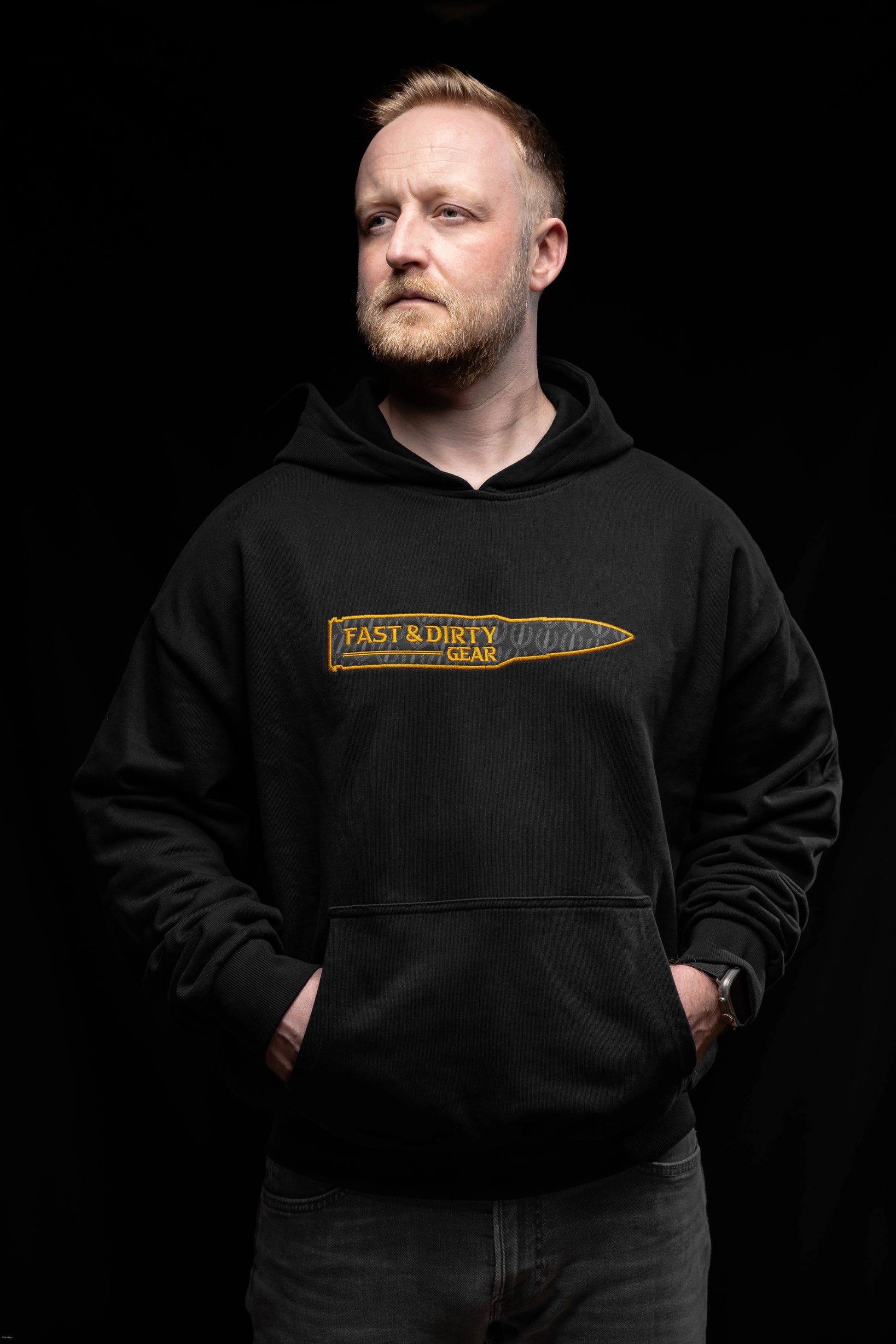 Modell trägt Heavy Hoodie Bullet - schwarzer Streetwear Hoodie Fast & Dirty Gear