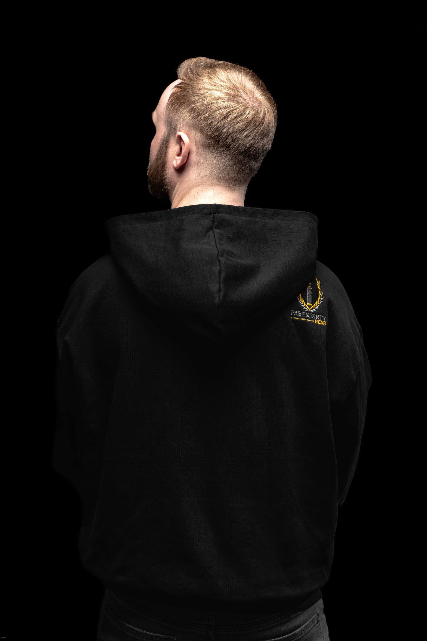 Oberkörper Rückseite des Oversize Hoodies mit Logo-Stick auf der Schulter - Fast & Dirty Gear