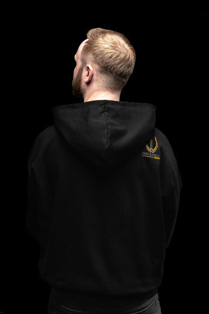 Oberkörper Rückseite des Oversize Hoodies mit Logo-Stick auf der Schulter - Fast & Dirty Gear