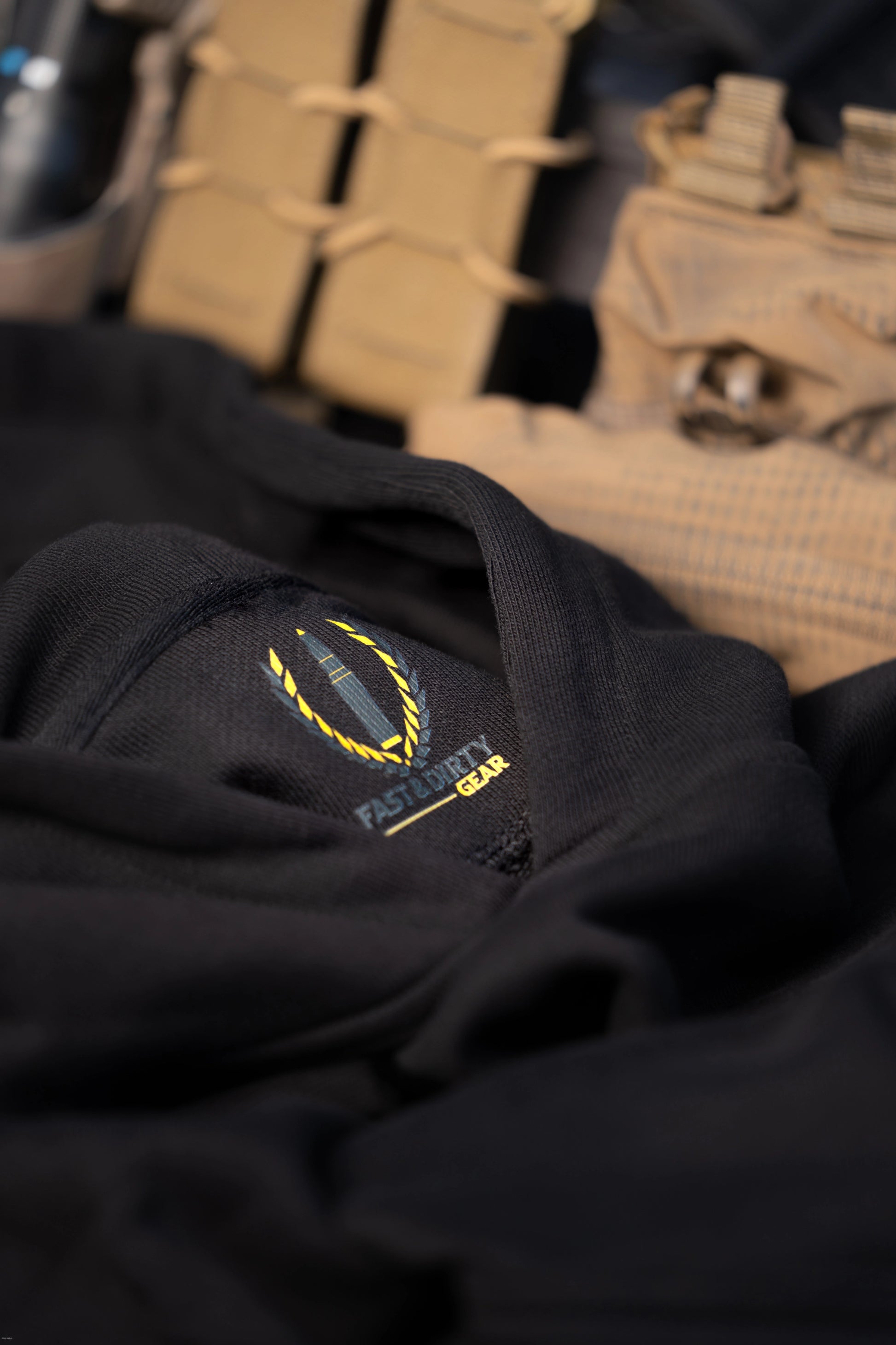 Innenetikett des Heavy Hoodies von Fast & Dirty Gear mit markantem Label-Druck