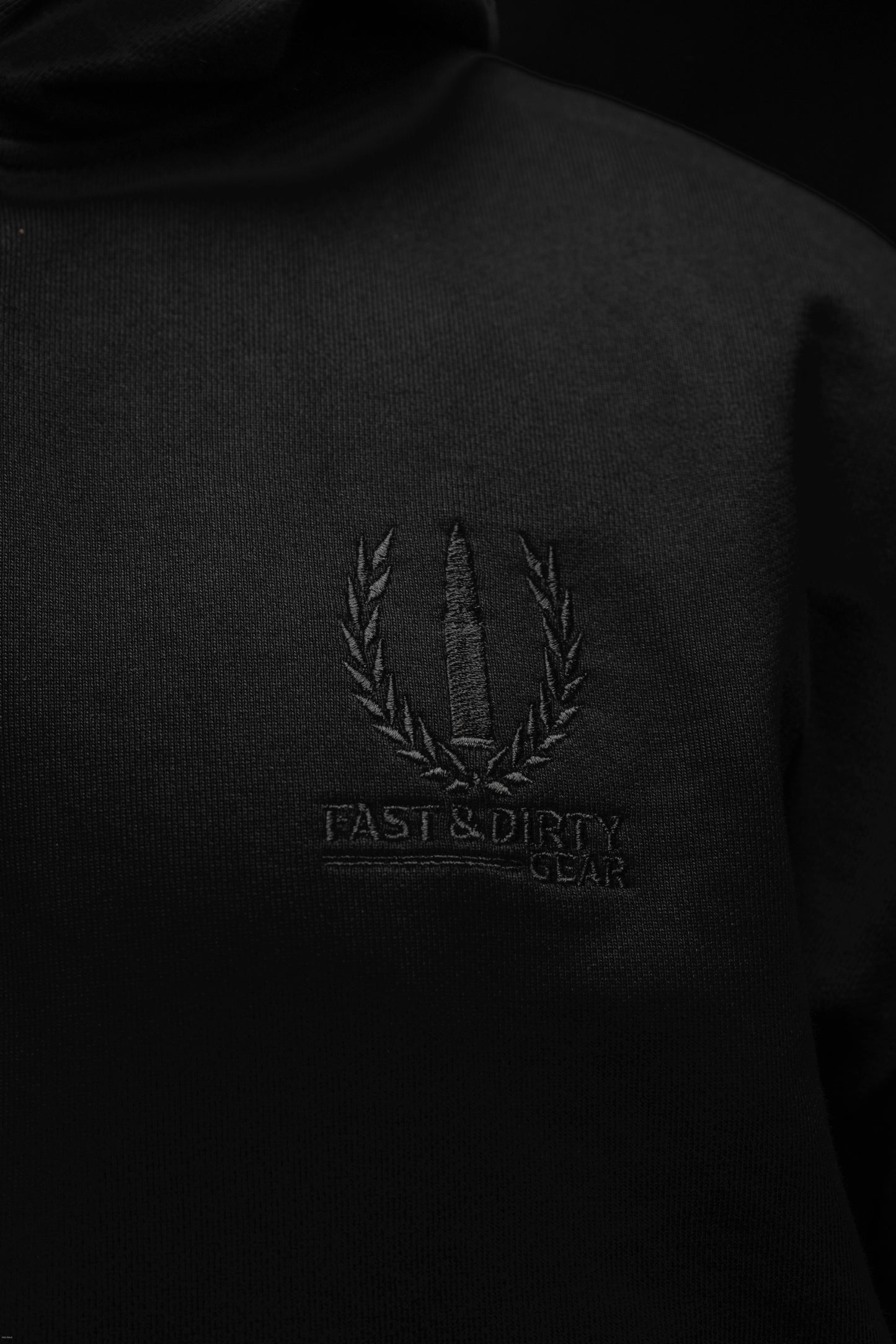Detailaufnahme des gestickten Shadow Line Logos auf dem Heavy Hoodie von Fast & Dirty Gear