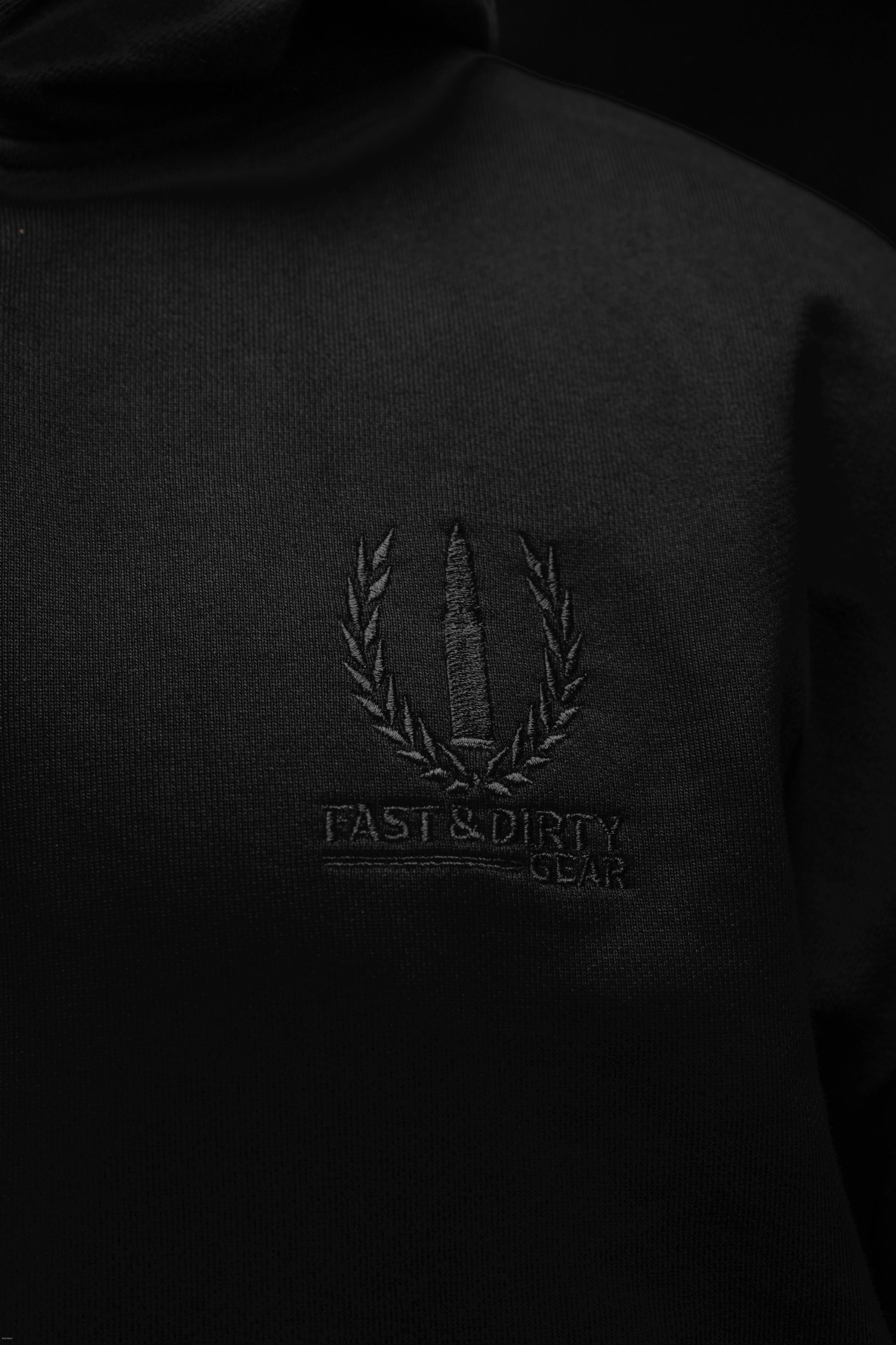 Detailaufnahme des gestickten Shadow Line Logos auf dem Heavy Hoodie von Fast & Dirty Gear
