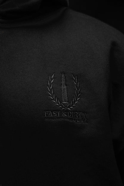 Detailaufnahme des gestickten Shadow Line Logos auf dem Heavy Hoodie von Fast & Dirty Gear