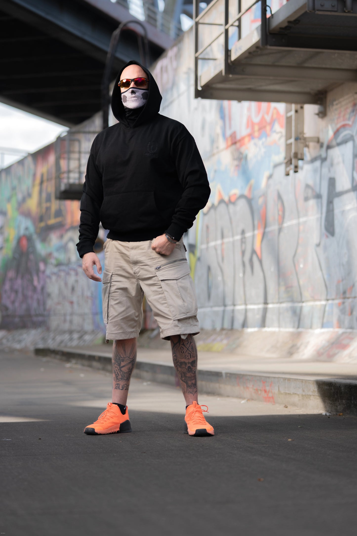 Fast & Dirty Gear Shadow Line Hoodie – Streetwear Outfit in urbaner Umgebung mit taktischer Note