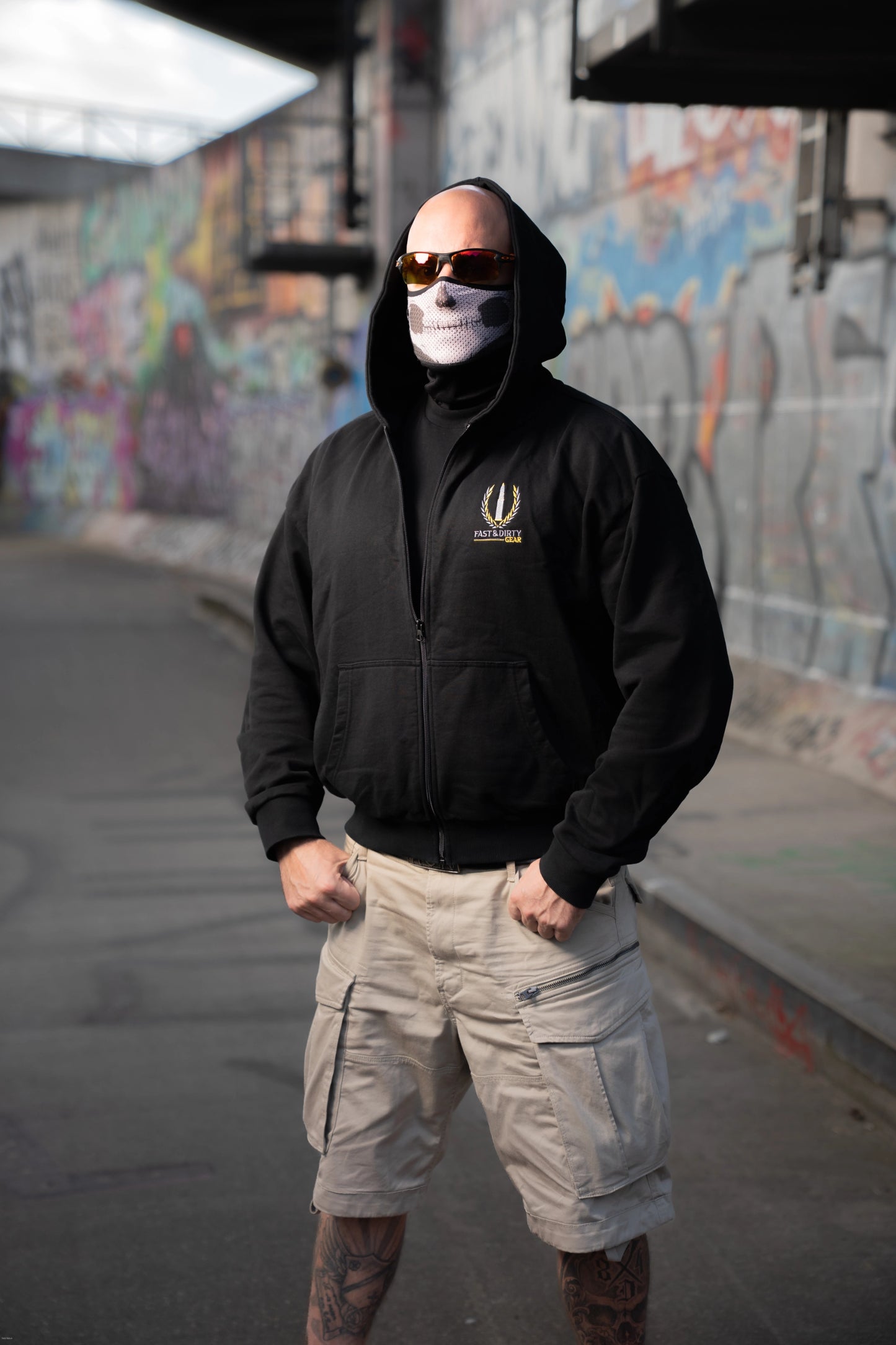 Frontansicht des Fast & Dirty Gear Zippers – markantes Sticklogo auf der Brust und bequeme Passform