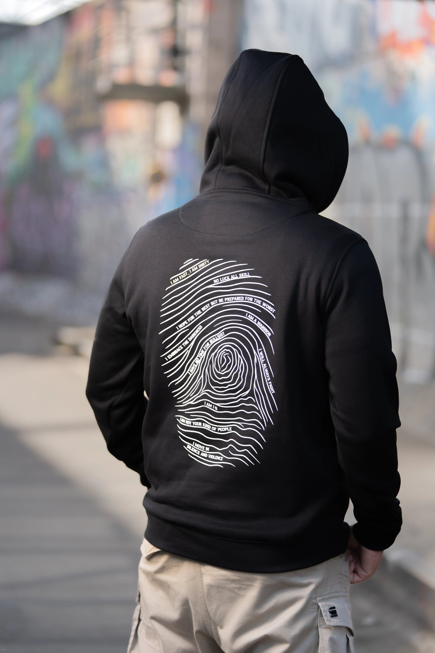 Aufgesetzte Kapuze vom light Hoodie von Fast & Dirty Gear und Fingerprint Design auf dem Rücken