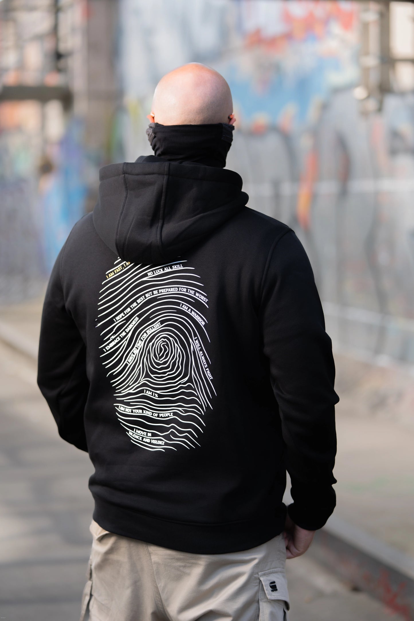 Aufnahme vom Premium Rückenprint des Light Hoodie von Fast & Dirty Gear - getragen in urbaner Umgebung