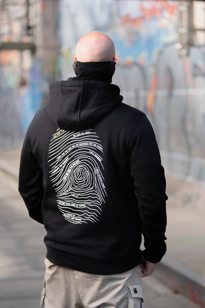 Aufnahme vom Premium Rückenprint des Light Hoodie von Fast & Dirty Gear - getragen in urbaner Umgebung