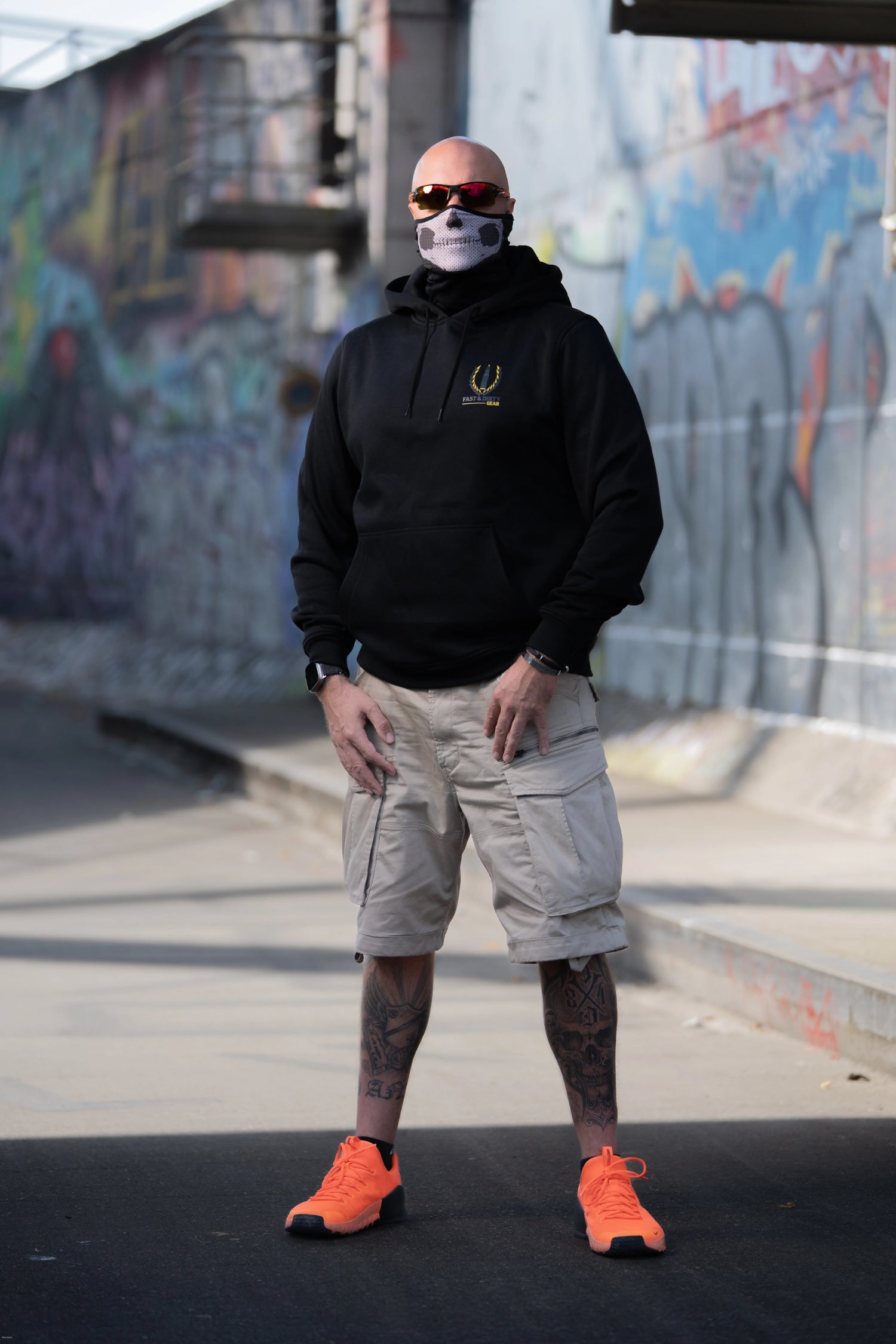 Sportlich bequemer Hoodie mit detailliertem Logo Print auf der Brust von Fast & Dirty Gear - getragen in urbaner Umgebung