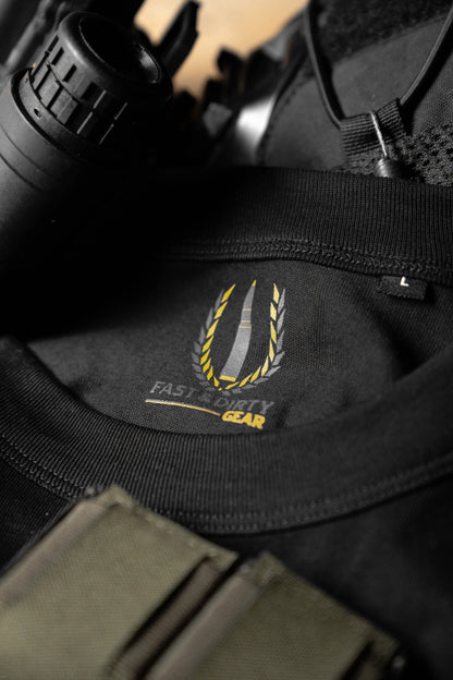 Nahaufnahme des Innenkragens vom Fast & Dirty Gear Premium T-Shirts mit kleinem Logo Druck