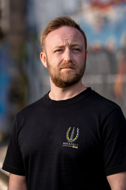 Frontaufnahme mit Premium T-Shirt von Fast & Dirty Gear - Angenehme Passform und detaillierte Drucke 