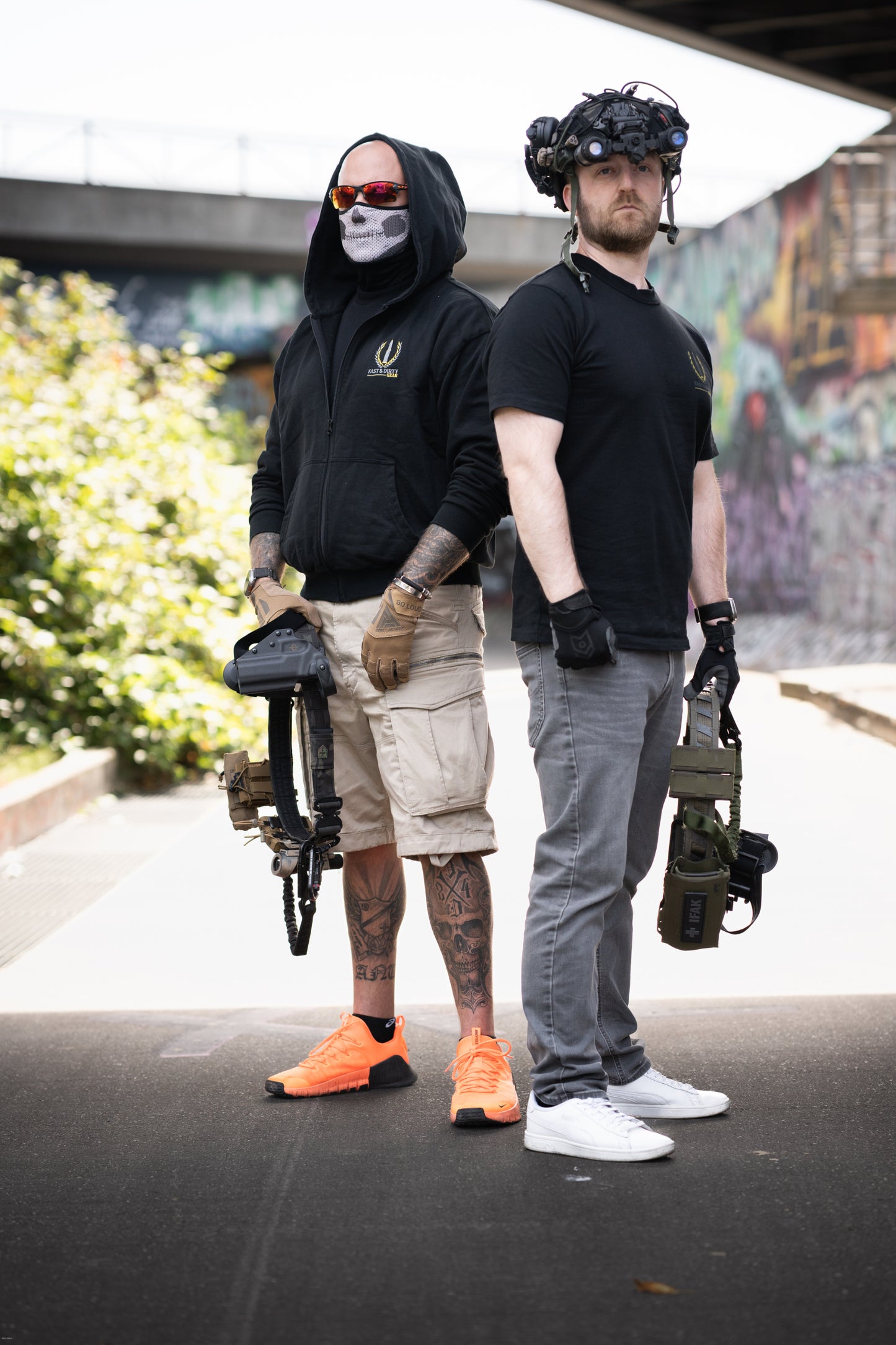 Frontaufnahme der Passform in urbaner Umgebung des hochwertigen T-Shirts von Fast & Dirty Gear